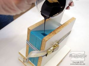 לחיצה להגדלת תמונה שופכים במהירות את הTASK 16 אל תבנית הסיליקון.