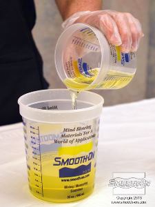 לחיצה להגדלת תמונה שופכים את חלק הבסיס של פוליאוריתן  הSmooth-Cast® 325 למיכל הערבוב.