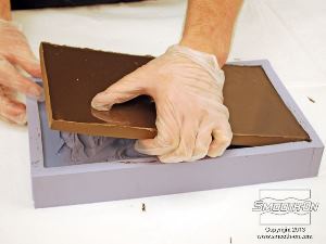 לחיצה להגדלת תמונה מוציאים בעדינות את היציקה מהתבנית.