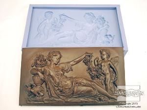 לחיצה להגדלת תמונה שמוציאים את היציקה מהתבנית היא תראה מעט חסרת צבע. כדי להבליט את צבע המתכת יש להבריק אותה כראוי.