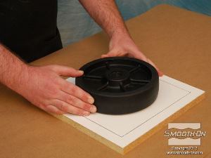 לחיצה להגדלת תמונה ממרכזים את הגלגל על לוח הבסיס המסומן.