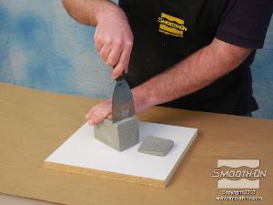 לחיצה להגדלת תמונה חותכים חתיכות בעובי 1cm של חימר על בסיס שמן, ללא גופרית.