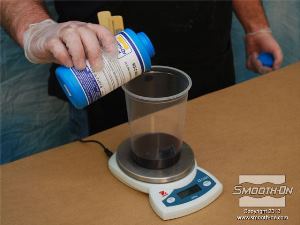 לחיצה להגדלת תמונה מודדים על המשקל גם את חלק המקשה של הסיליקון. יחס הערבוב הוא 100A:5B.