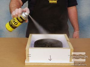 לחיצה להגדלת תמונה מרססים חומר הפרדה לתבנית סיליקון  Ease Release® 200 על כל המשטחים. חומר ההפרדה Ease Release® 200 דואג שהסיליקון הנוזלי לא ידבק לסיליקון המוצק.