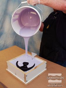 לחיצה להגדלת תמונה מודדים, מערבבים, שמים בואקום ושופכים מנה נוספת של סיליקון  Mold Max® 25 על המודל וחצי התבנית שכבר מוכן.