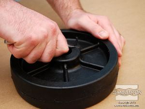 לחיצה להגדלת תמונה מסירים בעזרת סכין יפנית את עודפי החומר שבמשפך ובחור האוורור.