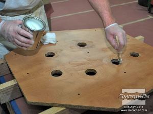 לחיצה להגדלת תמונה מורחים וקס למריחה Sonite® על גבי קרש תמיכה מאוורור.