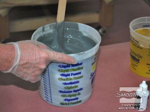 לחיצה להגדלת תמונה ראשית, מערבבים את הפיגמנט בחלק B של הFlex Foam-iT!® 17.