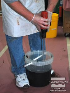 לחיצה להגדלת תמונה מערבבים את הקצף בעזרת מקדחה חשמלית בעלת ראש מיקסר טורבינה.