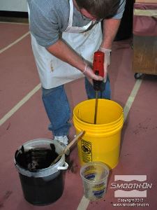 לחיצה להגדלת תמונה מערבבים שוב את הקצף כדי לוודא ערבוב טוב של חלק A וחלק B.