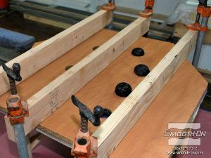 לחיצה להגדלת תמונה לאחר מספר דקות, פוליאוריתן מוקצף גמיש מתחיל לצאת דרך חורי קרש התמיכה.