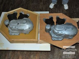 לחיצה להגדלת תמונה בתמונה, יציקת קצף פוליאוריתן Flex Foam-iT!® 17 (צד ימין) והמנוע המקורי (צד שמאל) נראים כמעט זהים.