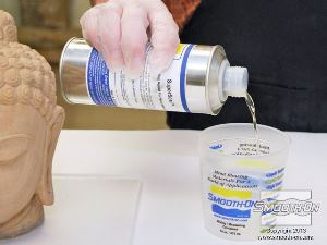 לחיצה להגדלת תמונה הדגם המקורי עשוי מאבן והוא נקבובי. לכן, צריך לאטום אותו לפני הכנת תבנית הסיליקון. חומר האטימה SuperSeal® הוא חומר אטימה בעל צמיגות נמוכה וניתן למרוח אותו על משטח המודל מבלי להשפיע על פרטיו.