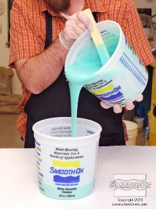 לחיצה להגדלת תמונה שופכים את תכולת המיכל למיכל ערבוב שני (נקי), כדי להבטיח ערבוב טוב.