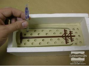 לחיצה להגדלת תמונה יוצרים בחימר חורים שישמשו לנעילת התבנית, בעזרת עט.