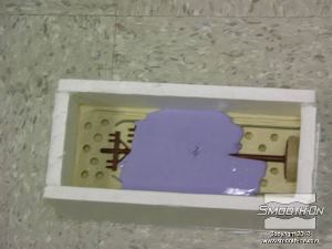 לחיצה להגדלת תמונה שופכים לתבנית סיליקון ליציקה OOMOO® 30 (לאחר ערבוב), כדי להכין את חצי התבנית הראשון.