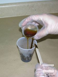 לחיצה להגדלת תמונה שופכים את חלק הבסיס עם חלק המקשה הצבוע של פוליאוריטן קשיח ליציקה Smooth-Cast® 320.