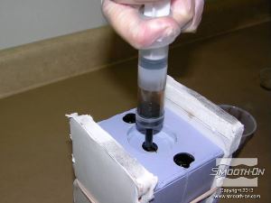 לחיצה להגדלת תמונה ה פוליאוריטן ליציקה ממלא את תעלות האוורור בצידי התבנית וכך מובטחת יציקה ללא בועות אוויר.