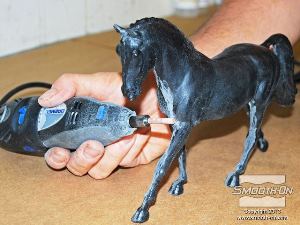 לחיצה להגדלת תמונה מורידים פלאשים מהמודל בעזרת משחזת דרמל.