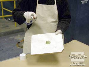 לחיצה להגדלת תמונה מרססים חומר הפרדה על לוח ה