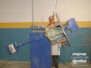 לחיצה להגדלת תמונה מפעילים את מכונת הרוטציה. הזרוע הגדולה של המכונה מסתובבת לכיוון אחד בעוד שהבסיס מסתובב לכיוון אחר. הסיבוב ב360 מעלות מוודא שפוליאוריטן קשיח ליציקה -Smooth-Cast® 65D  יתפזר בתבנית באופן אחיד.