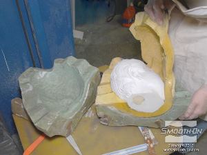 לחיצה להגדלת תמונה מפרקים את מעיל התמיכה ותבנית ה גומי פוליאוריטן  ומוציאים את היציקה.