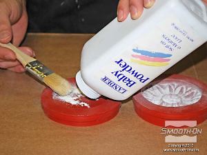 לחיצה להגדלת תמונה הפחתת מתח הפנים מאפשרת למתכת המותכת לזרום באופן אחיד על משטח התבנית.