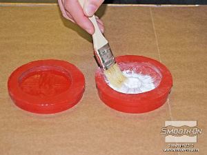 לחיצה להגדלת תמונה מפזרים בעזרת מברשת את אבקת הטלק על כל האזורים.