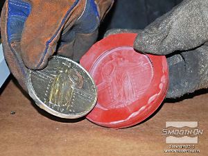 לחיצה להגדלת תמונה יציקת הפיוטר העתיקה את פרטי התבנית במדוייק. 