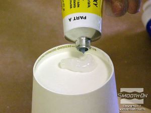 לחיצה להגדלת תמונה אפוקסי Super Instant מגיע בשני מרכיבים ביחס ערבוב 1:1 לפי נפח. שופכים לאחורי כוס כמות קטנה של בסיס האפוקסי (או לשטח קטן אחר)