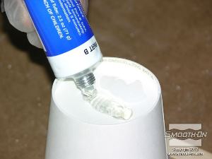 לחיצה להגדלת תמונה שופכים גם כמות קטנה (כמו של הבסיס) של מקשה לאחורי הכוס.