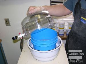 לחיצה להגדלת תמונה עבור תוצאות אופטימליות, מכניסים את סיליקון שקוף ליציקה הSORTA-Clear® 40  לתא ואקום, כדי להוציא את בועות האוויר מנוזל הסיליקון.