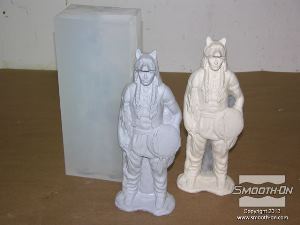 לחיצה להגדלת תמונה היציקה העתיקה את פרטי המודל המקורי בצורה מושלמת. השימוש בסתימת הדבק גורם ליצירת שכבה דקה מאוד של פלסטיק במקום החלל (פלאש).