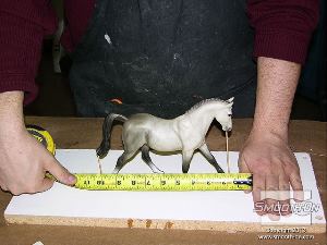 לחיצה להגדלת תמונה מודדים את המודל ומכינים תבנית בעזרת לוח מלאמין בעובי 1.9 ס