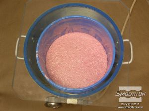 לחיצה להגדלת תמונה מערבבים גומי סיליקון Mold Max® 30 ומכניסים למיכל ואקום כדי להוציא את בועות האוויר.