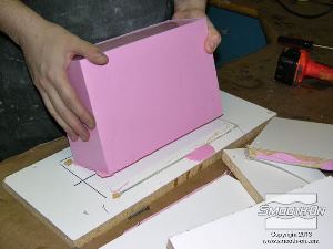 לחיצה להגדלת תמונה מפרידים בזהירות את תבנית הסיליקון מהבסיס. משחחרים בעדינות את הנקודות בהן המודל והחתיכות העץ מחוברים לקרש הבסיס.