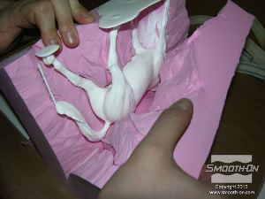 לחיצה להגדלת תמונה מניחים ל פוליאוריטן ליציקה הSmooth-Cast® 300 להתמצק במשך לפחות 30 דקות ולאחר מכן חולצים את היציקה מ תבנית הסיליקון. מניחים לפוליאוריתן להתמצק יותר זמן משרשום בדף הטכני של החומר בגלל הרגליים הצרות של המודל.