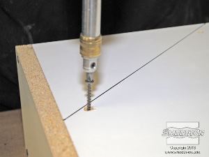 לחיצה להגדלת תמונה מקבעים את לוח הדמה במקומו בעזרת ברגים.