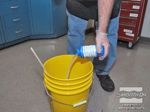 לחיצה להגדלת תמונה שופכים למיכל הערבוב גם את חלק המקשה של הסיליקון.