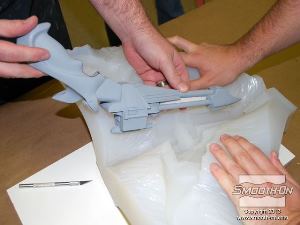 לחיצה להגדלת תמונה מוציאים בזהירות את המודל המקורי מהתבנית.