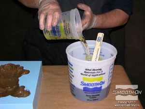 לחיצה להגדלת תמונה שופכים למיכל נקי את הבסיס ואת מקשה הSmooth-Cast® 325 הצבוע.