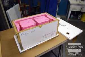 לחיצה להגדלת תמונה מכניסים את תבנית ה סיליקון ליציקה Mold Max 30 לתוך קופסת תבנית מעץ.