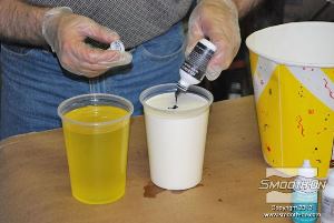 לחיצה להגדלת תמונה מוסיפים פיגמנט לפוליאוריתן So-Strong שחור למקשה של פוליאוריתן הFlex Foam-iT! X.