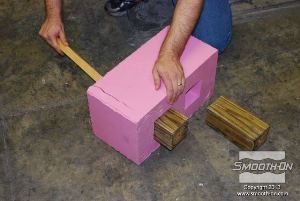 לחיצה להגדלת תמונה דוחפים את מוטות התמיכה מהעץ בעזרת מוט עץ נוסף.