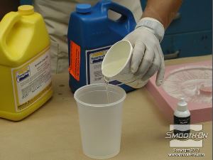 לחיצה להגדלת תמונה עבור היציקה, משתמשים בפלסטיק קשיח ליציקה - פוליאוריתן Smooth-Cast ®300. מודדים את המקשה (Part B) ושופכים אותו אל מיכל הערבוב.