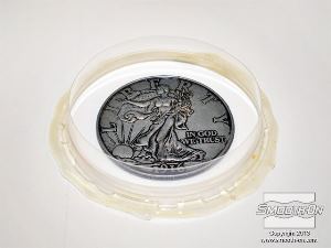 לחיצה להגדלת תמונה יש ליצור מסגרת תמיכה (ניתן לגזור את הצורה מכוס חד פעמית בגודל המתאים). המסגרת נועדה בכדי לתמוך בעת הלחיצה של הסיליקון כנגד המטבע והתבנית תהיה יותר אחידה ומוצקה בשימוש בצורה הזו. 