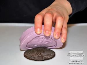 לחיצה להגדלת תמונה השוקולד נחלץ בקלות מתבנית הסיליקון. תבנית הסיליקון מוכנה לשימוש חוזר.