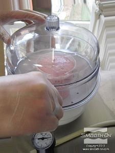 לחיצה להגדלת תמונה האוויר יוצא התערובת הסיליקון בעת משיכת הואקום