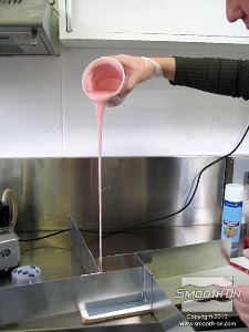 לחיצה להגדלת תמונה את החומר יוצקים לתוך הקופסא, יש להקפיד על זרם דק ואחיד.