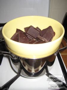 לחיצה להגדלת תמונה שוברים את טבליות השוקולד לקוביות קטנות וממסים אותו